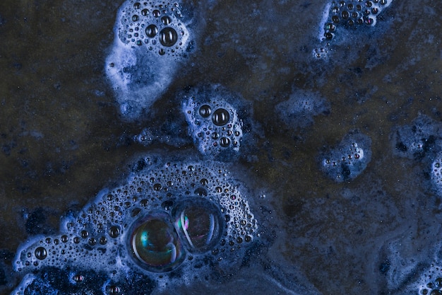 Blauw water met bubbels