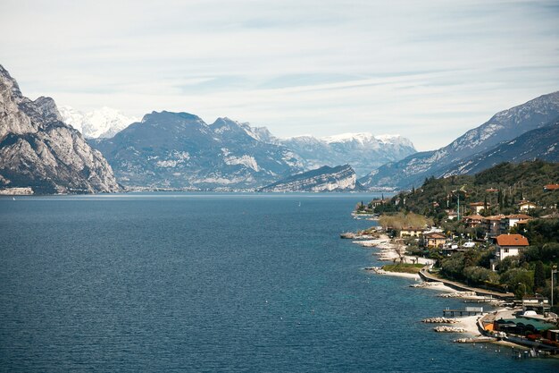 Blauw water op de stranden van Verona en prachtige bergen