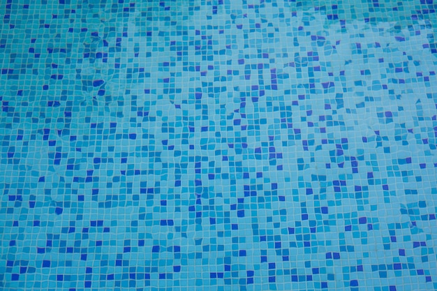 blauw water zwembad vakantiehuis tegel