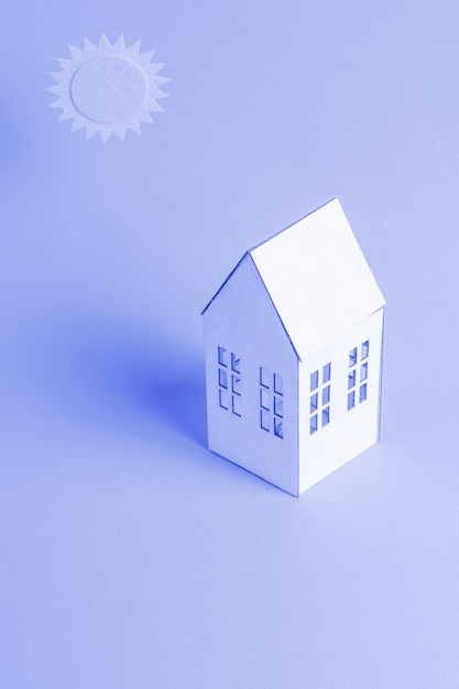Blauwe achtergrond met isometrisch huis
