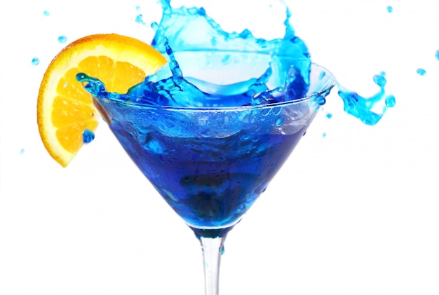 Blauwe cocktail met sinaasappel