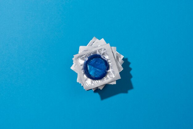 Blauwe condooms arrangement bovenaanzicht