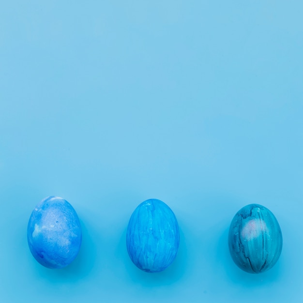 Blauwe eieren op blauwe achtergrond