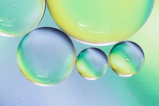 Blauwe en groene abstracte achtergrond met bubbels