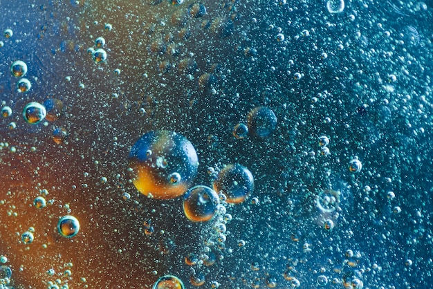 Blauwe en oranje abstracte achtergrond met bubbels
