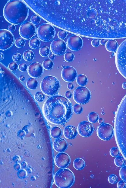 Blauwe en paarse abstracte achtergrond met bubbels
