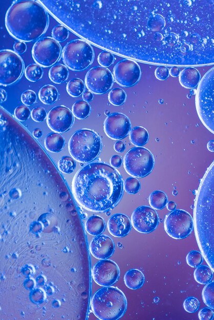 Blauwe en paarse abstracte achtergrond met bubbels