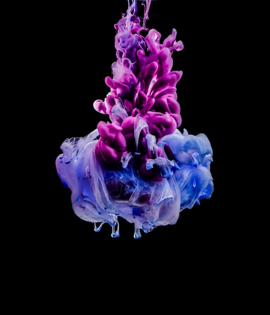 Blauwe en paarse inkt verdunnen in water