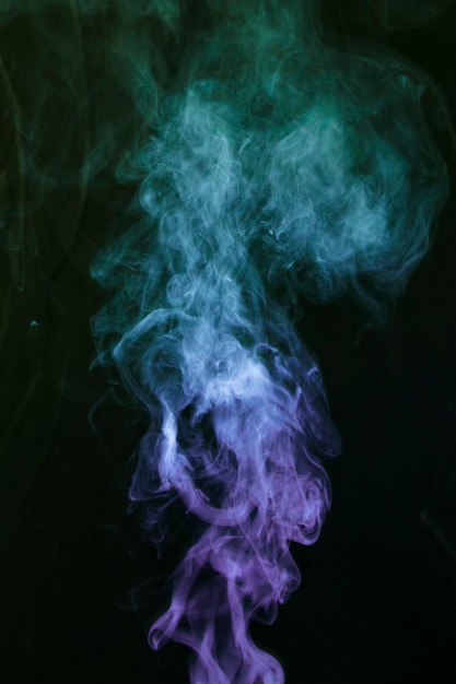 Blauwe en paarse rook op zwarte achtergrond