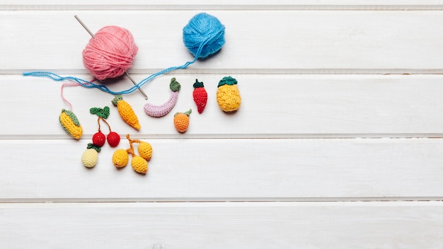 Blauwe en roze wolballetjes en wolvruchten