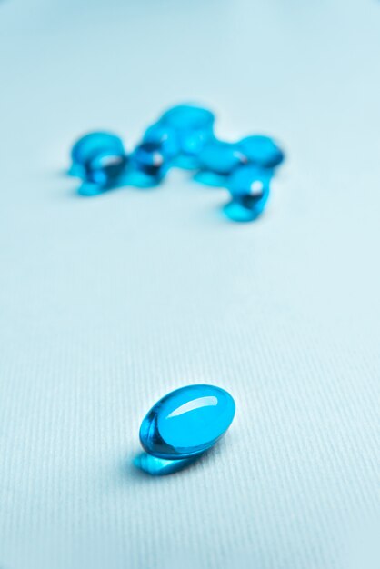 Blauwe en witte vitaminecapsules