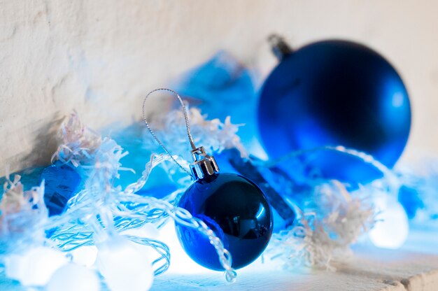 Blauwe en zilveren Kerstmis ornamenten op lichte vakantie achtergrond met ruimte voor tekst. Vrolijk kerstfeest! Blauwe kerstballen