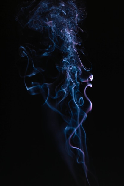 Blauwe golvende rook op zwarte achtergrond