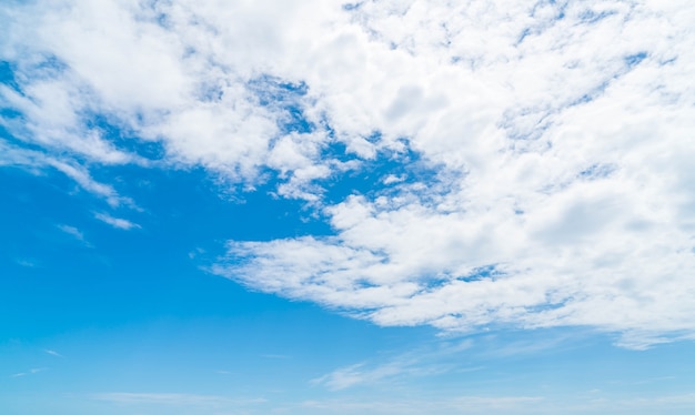 Blauwe hemel achtergrond met wolken