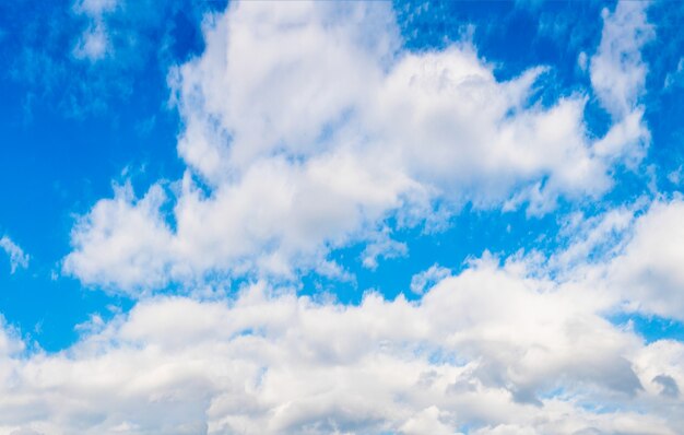 Blauwe hemel met pluizige wolken