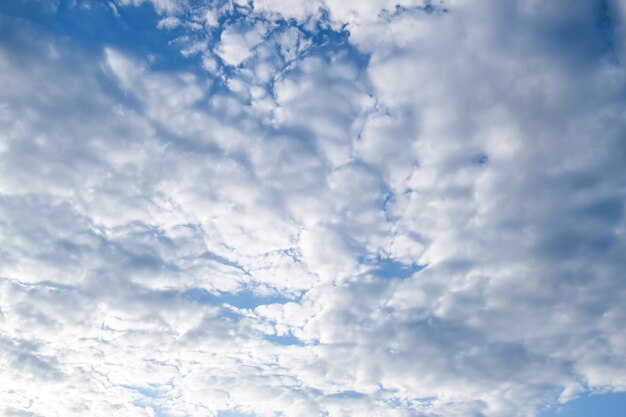 Blauwe hemel met witte pluizige wolken