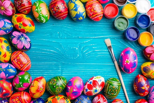 Blauwe houten oppervlak met frame van easter eggs