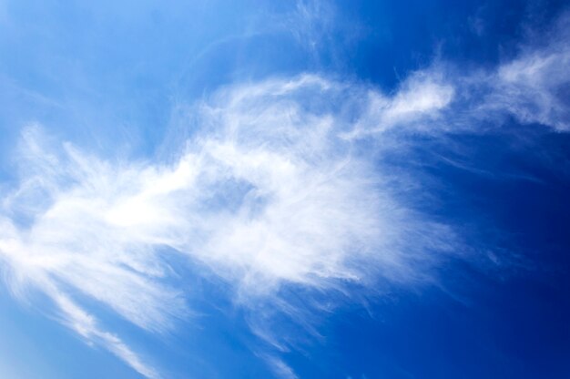 blauwe lucht en witte wolken