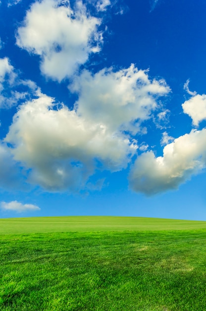 blauwe lucht en witte wolken