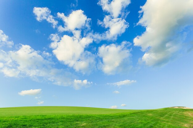 blauwe lucht en witte wolken