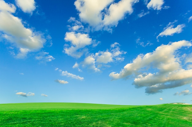 blauwe lucht en witte wolken