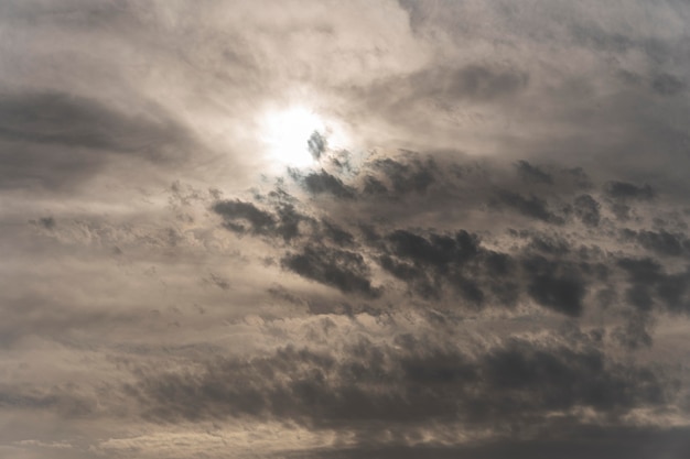 Blauwe lucht met regenachtige wolken