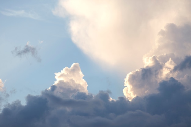 Blauwe lucht met witte wolken achtergrond