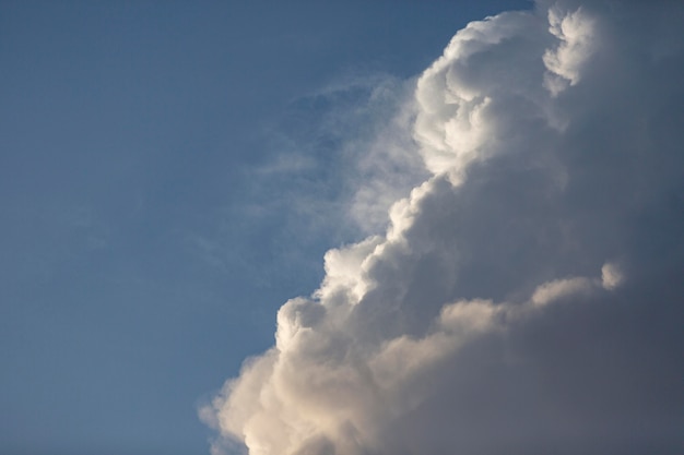 Blauwe lucht met witte wolken achtergrond