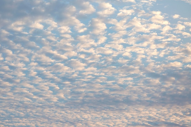 Blauwe lucht met witte wolken achtergrond