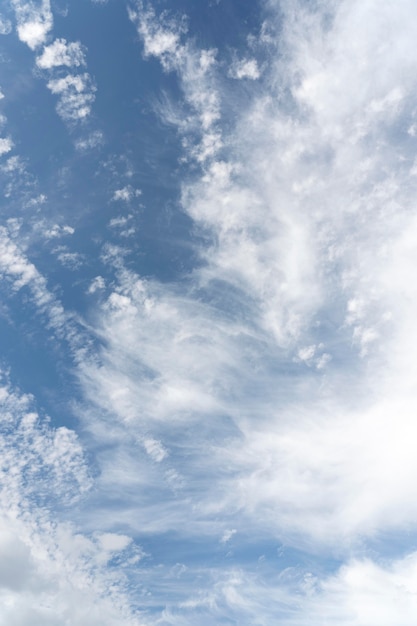 Blauwe lucht met witte wolken achtergrond