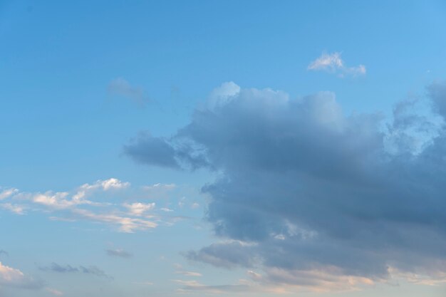 Blauwe lucht met witte wolken achtergrond