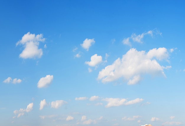 Blauwe lucht met wolken