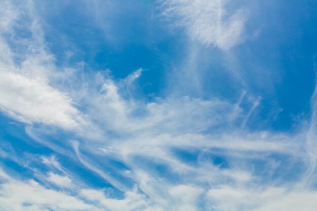 Blauwe lucht met wolken