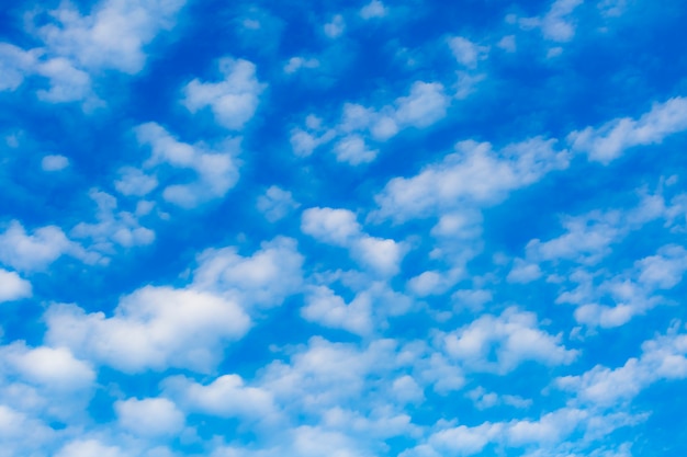 Gratis foto blauwe lucht met wolken