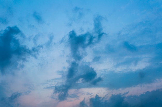 blauwe lucht met wolken