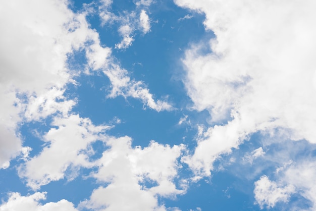 Gratis foto blauwe lucht met wolken