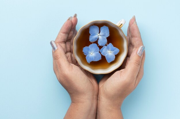 Blauwe maandag compositie met kopje thee