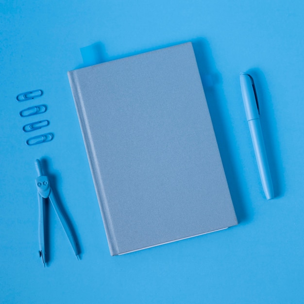 Blauwe maandag met agenda en pen