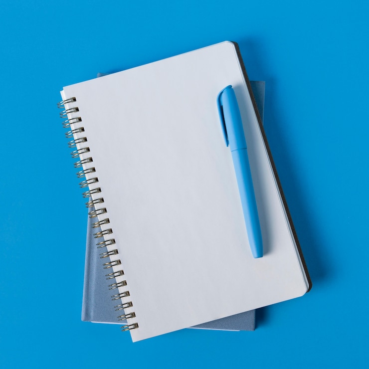 Gratis Foto blauwe maandag met blocnote en pen