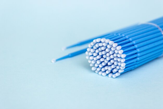 Blauwe microborstels, kleine borstels voor het reinigen van wimpers en tanden.
