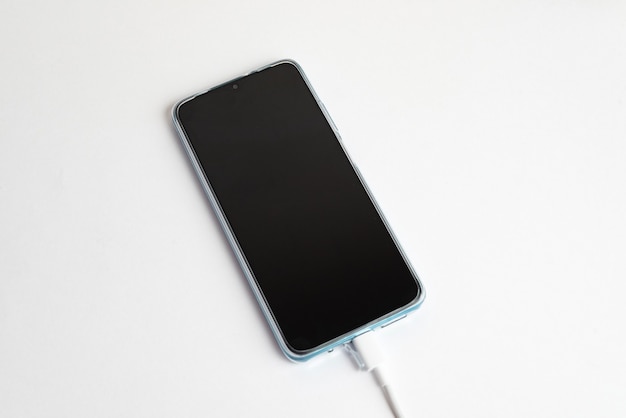 Blauwe mobiele telefoon aangesloten op USB-kabel type C - Opladen