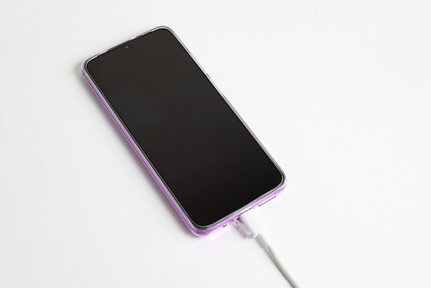 Gratis foto blauwe mobiele telefoon aangesloten op usb-kabel type c - opladen