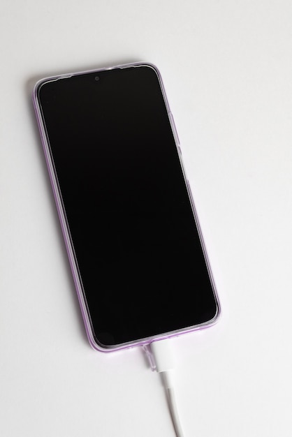 Gratis foto blauwe mobiele telefoon aangesloten op usb-kabel type c - opladen