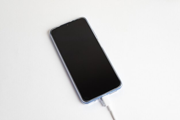 Blauwe mobiele telefoon aangesloten op USB-kabeltype - Opladen