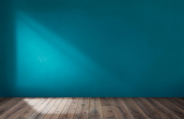 Blauwe muur in een lege ruimte met houten vloer