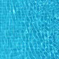 Gratis foto blauwe rimpelende water achtergrond in zwembad