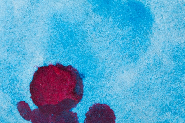 Blauwe samenvatting met rode vlekken aquarel inkt achtergrond