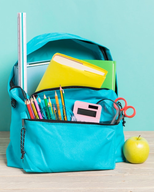 Gratis foto blauwe schooltas met essentiële benodigdheden