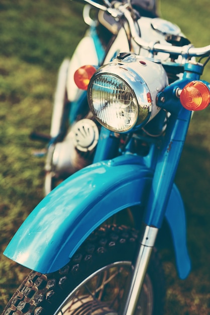 Blauwe vintage motorfiets