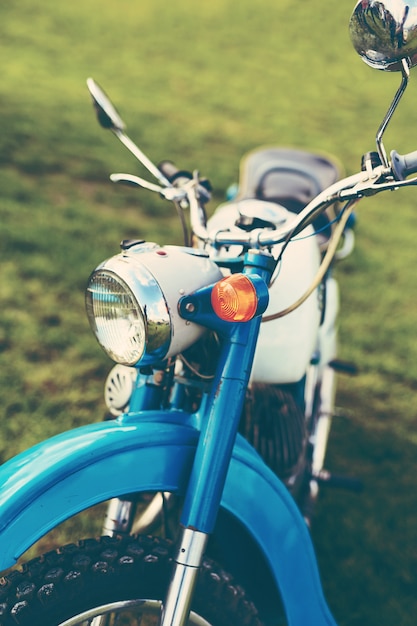Blauwe vintage motorfiets